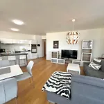 アパート 3 Apartment, Terrace, New Building, Old ブラチスラヴァ