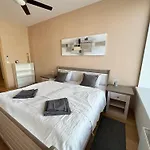 アパート 3 Apartment, Terrace, New Building, Old ブラチスラヴァ