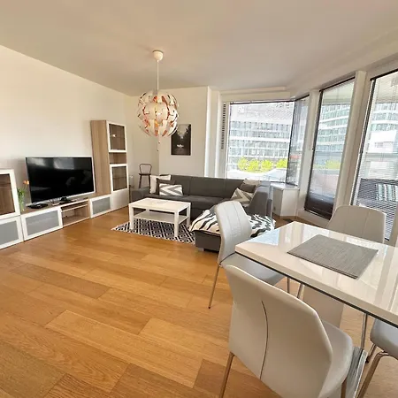 アパート 3 Apartment, Terrace, New Building, Old ブラチスラヴァ